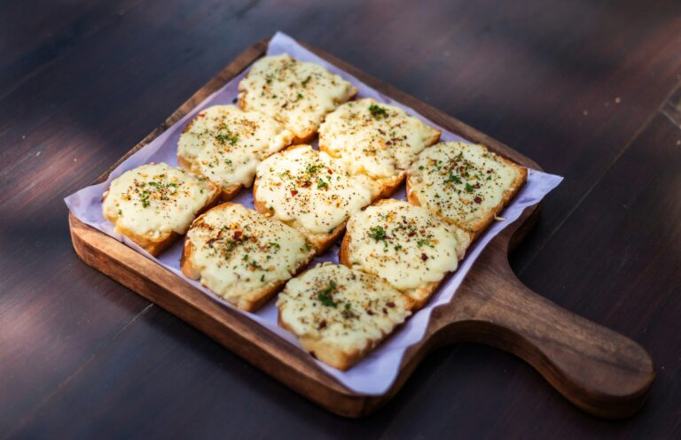 The Best Homemade Garlic Bread Recipe: Crispy, Buttery, and Full of Flavor